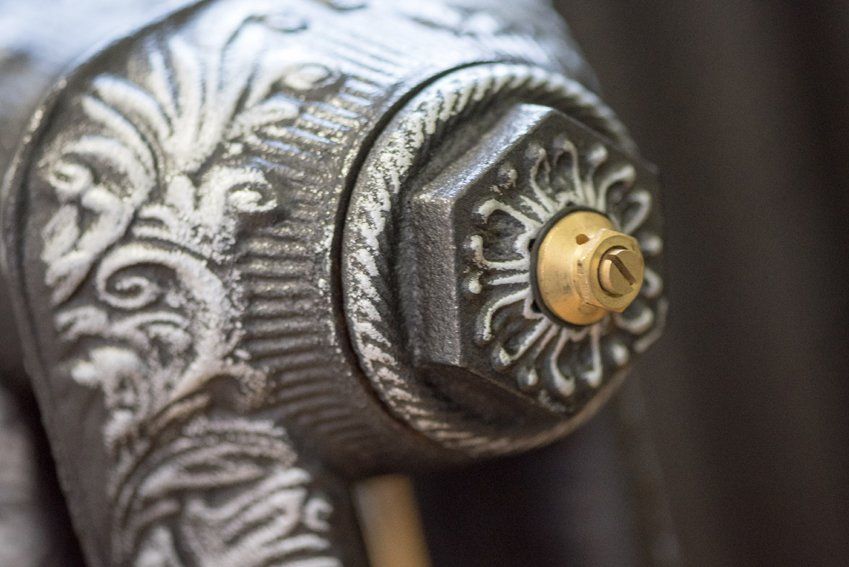 Downton cast iron radiator in Old Pewter with Sterling highlights Downton cast iron radiator detail